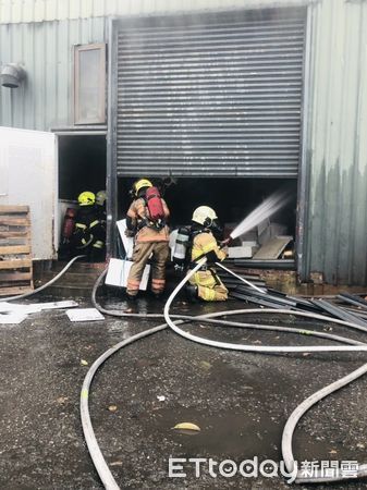 ▲台南市安平區運河路漁市場一樓鐵皮建築倉庫，2日上午發生火警，冒出大量濃煙，消防人員約歷時1小時撲滅火勢，幸好無人員傷亡。（圖／記者林悅翻攝，下同）