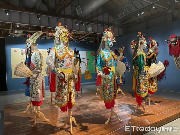 ▲蕭壠文化園區台南藝陣館配合節慶氣氛，向西港慶安宮吉善堂借展，為展場內的什家將換上新面貌，呈現多彩亮麗的扮相，歡迎利用年節假期到園區走春迎福欣賞傳統文化之美。（圖／記者林悅翻攝，下同）