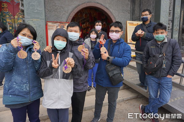 ▲台南市永福國小星星兒家族團隊數十年來依然堅持傳統，在新年的第1天到市府西拉雅廣場參與元旦升旗及週邊進行自主健走活動，隨後前往鹿耳門天后宮領取新年許願牌祈福許願。（圖／記者林悅翻攝，下同）