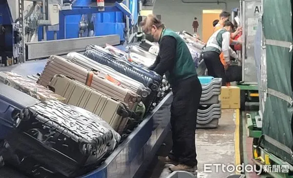 長榮航勤董事長和主管衝第一線協助行李作業。（圖／記者李姿慧翻攝）