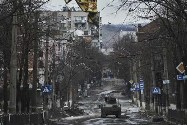▲▼ 烏克蘭東部頓內茨克地區，烏克蘭士兵乘坐悍馬車。（圖／達志影像／美聯社）
