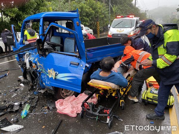 ▲▼   嘉義市大雅路小貨車與自小客車車禍 。（圖／記者翁伊森翻攝）