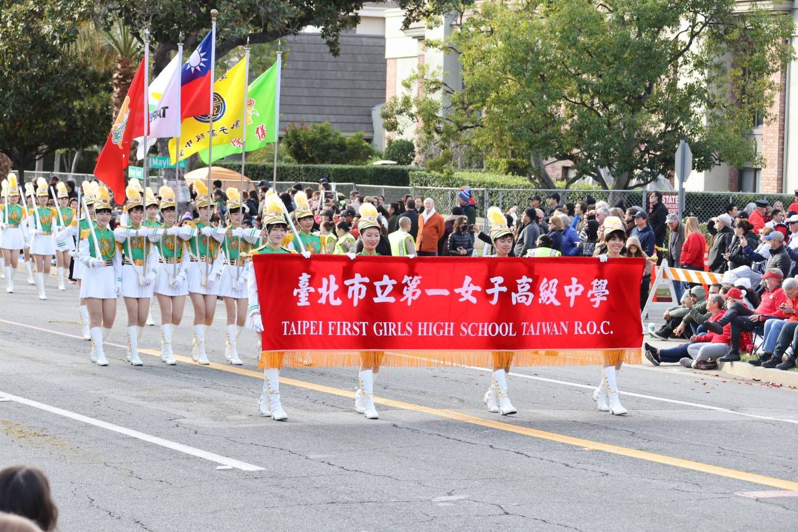 ▲暌違18年，北一女樂儀旗隊再度參加美國玫瑰花車大遊行。（圖／北一女樂儀旗隊家長後援會提供）