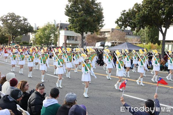 ▲暌違18年，北一女樂儀旗隊再度參加美國玫瑰花車大遊行。（圖／北一女樂儀旗隊家長後援會提供）