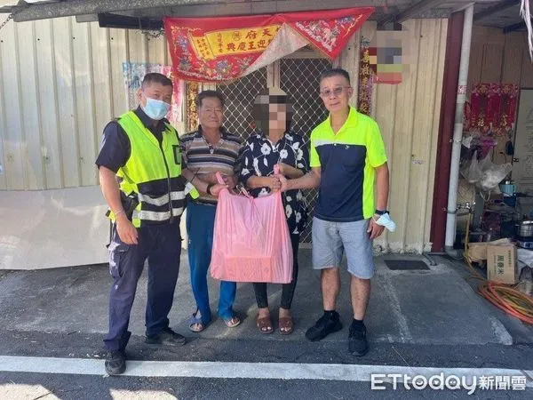 ▲東港警分局南州分駐所副所長張金生偕同村長、鄉代捐助弱勢家庭             。（圖／記者陳崑福翻攝，下同）
