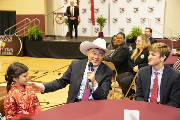 ▲秦剛與大陸在美僑界人士互動。（圖／CFP）