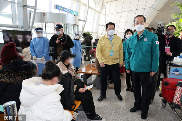 ▲▼南韓國務總理韓悳洙2日在仁川機場視察中國入境旅客PCR篩檢。（圖／CFP）
