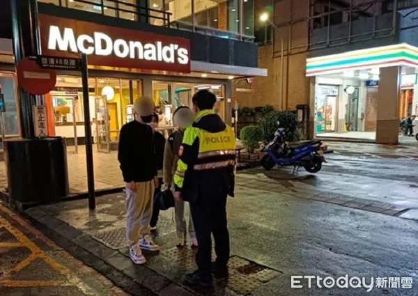 ▲警方調閱監視器發現離家出走的女學生蹤影。（圖／龜山警分局提供）