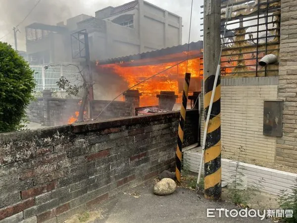 ▲台南仁德區德善路1處工竂火警傳出火警，消防人員接駁水帶射水搶救。（圖／記者林悅翻攝，下同）