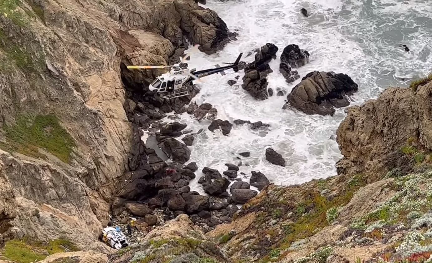 ▲▼一輛特斯拉轎車墜落北加州「魔鬼坡」（Devil`s Slide）海岸懸崖，車上4人奇蹟獲救。（圖／取自加州聖馬刁郡治安官辦公室、消防局）
