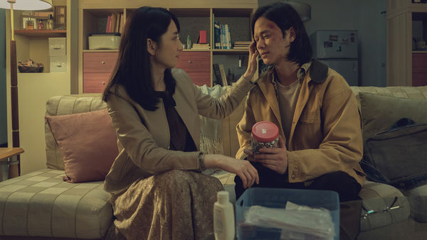 ▲柯佳嬿與夏騰宏將在《模仿犯》中飾演姐弟，夏騰宏特殊化妝半臉毀容。（圖／Netflix提供）