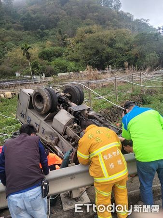 ▲工程車翻覆陳有蘭溪橋旁，1人受困車內被救出。（圖／記者高堂堯翻攝）