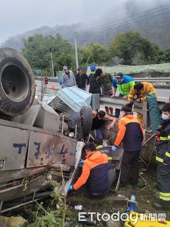 ▲工程車翻覆陳有蘭溪橋旁，1人受困車內被救出。（圖／記者高堂堯翻攝）