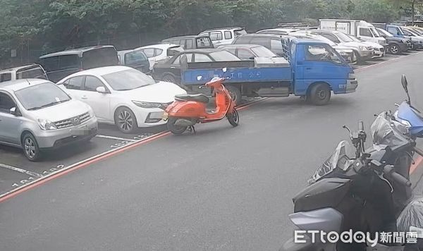 ▲▼2男搬走停在汽車格內黃牌大型重機車，再將自己的貨車停入停車格             。（圖／記者陳以昇翻攝）