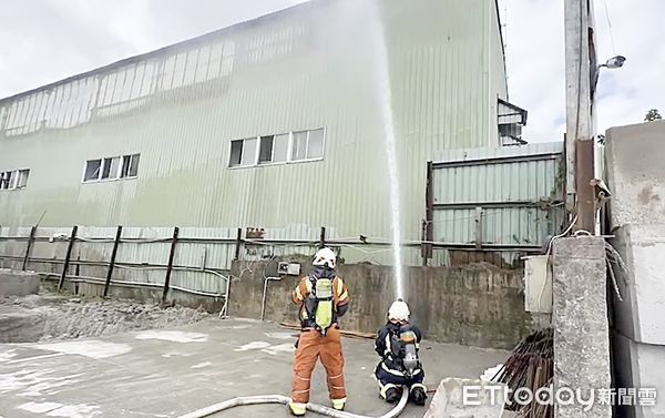 ▲桃園市平鎮區東隆街一家鐵皮工廠今天中午發生大火，大批警消灌救中。（圖／記者沈繼昌翻攝）