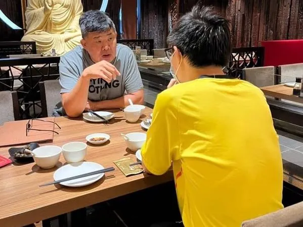 ▲▼「馬鈴薯叔叔」帶窮困的男大生到一家餐廳吃飯。（圖／翻攝自Facebook）