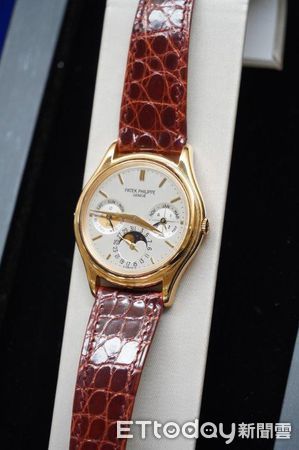 ▲▼「紅富海」第4次拍賣最高價拍出商品，是一支「PATEK PHILIPPE腕錶」，定拍金額120萬。（圖／記者蔡文淵翻攝）