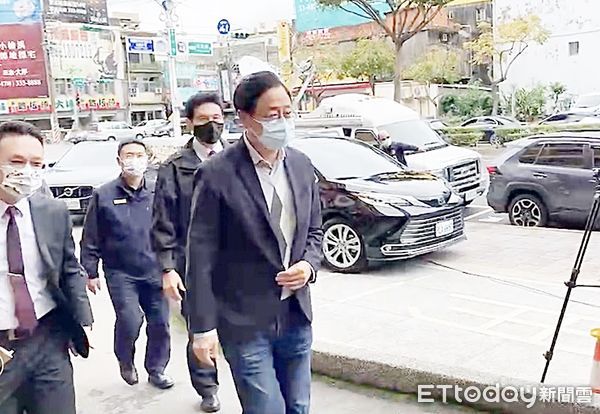 ▲桃園市長張善政今天下午視察桃園分局，關心警方「黑人」郭信一命案偵辦進度。（圖／記者沈繼昌攝）