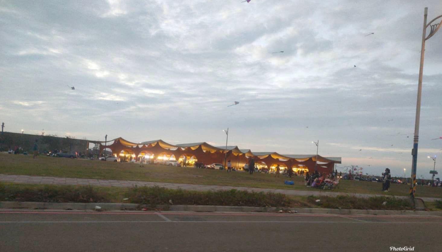 ▲有網友在臉書PO出南寮漁港滿地垃圾畫面，引來另名網友留言，「因為他（指高虹安市長）說環保局不要用派遣工，都要用正職」。（圖／翻攝自Facebook／新竹人新竹事）