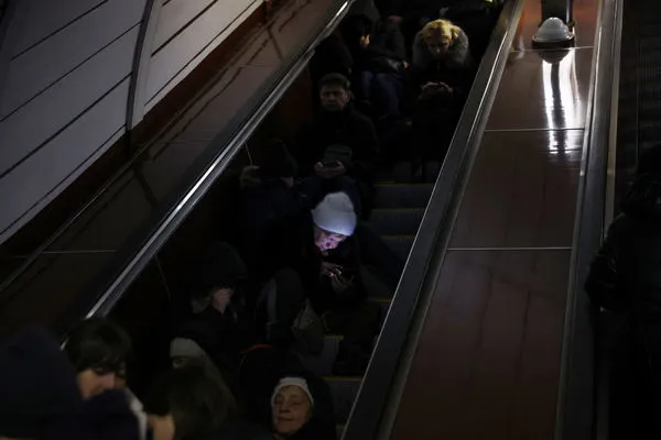 ▲▼在俄羅斯導彈襲擊中，烏克蘭基輔的人們在地鐵站內避難。（圖／路透）