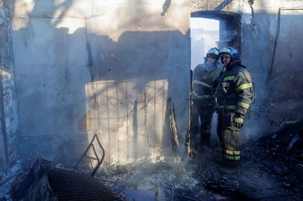 ▲▼俄烏衝突期間，消防員查看因砲擊受損的教堂。（圖／路透）