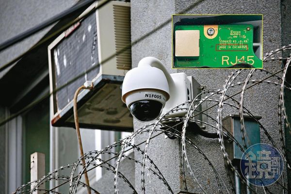 國軍自2019年起全面更新智慧型警監系統，但卻爆出其中的球型監視器內部有中國的零組件、晶片；而監視器經拆卸後，露出寫有「RJ45」等編號的電路板，上面標明是中國製造。（讀者提供）