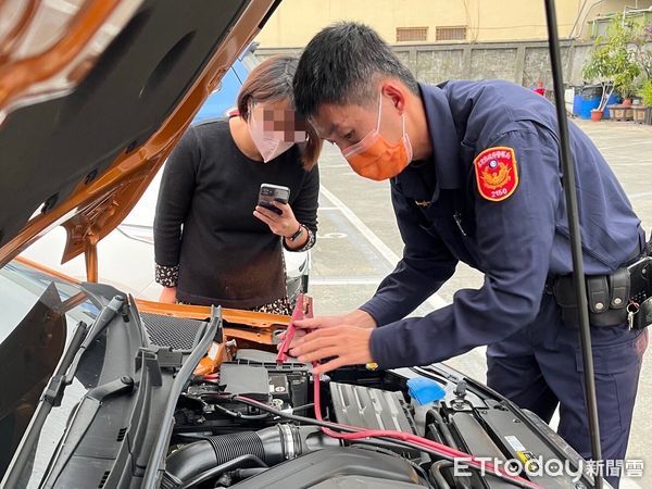 ▲里港警分局高樹分駐所員警藍慶賢、顏煥偵協助張女發動車子         。（圖／記者陳崑福翻攝）