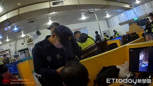 ▲台南市第二分局3日晚上9時起動員40名警力針對轄區KTV、按摩養生館、網咖等處所及重要路段實施臨檢路檢勤務，由分局長朱信憲親自帶班執行，整個專案掃蕩成果豐碩。（圖／記者林悅翻攝，下同）