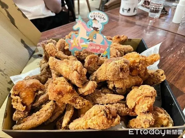 ▲薄多義「幾歲就送幾隻雞翅」活動。（圖／薄多義提供）