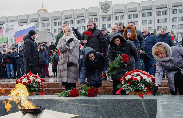 ▲▼俄國防部表示，63名俄羅斯軍人2日在俄羅斯控制的烏克蘭頓內茨克州馬基伊夫卡（Makievka）遭烏軍導彈炸死，隔天人們在俄羅斯薩馬拉（Samara）榮耀廣場舉行陣亡將士的追悼大會。（圖／路透）