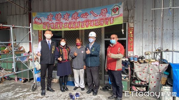 ▲官田區原住民修繕個案王君，因居住的房屋老舊，屋頂會漏水，本身為低收入戶，經濟狀況不佳，無力自行修繕，勞工局做工行善團隊進行協助。（圖／記者林悅翻攝，下同）