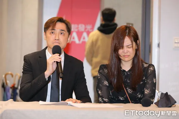 ▲▼藝人宋逸民所主持的藝起發光協會，在鬧出眾多信仰風波後，今(1/4)與太太陳維齡首度露面發表談話。在唸完聲明稿及數度鞠躬道歉後，宋逸民與陳維齡隨即離開會場，並不接受媒體提問。（圖／記者湯興漢攝）