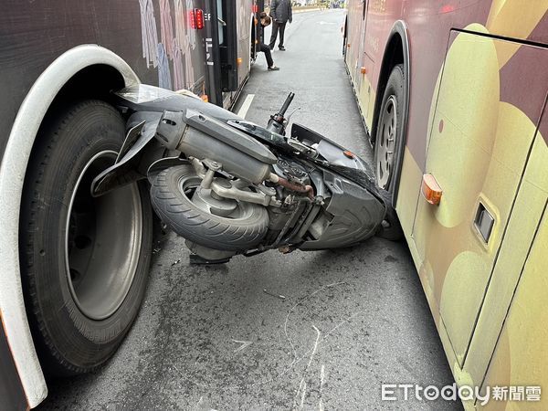 ▲▼婦人騎車超越公車，慘被夾擊墜落。（圖／記者邱中岳翻攝）