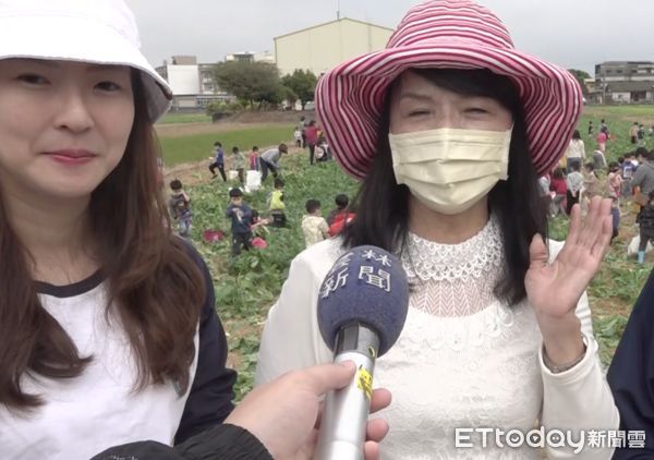 ▲斗六一處蘿蔔田擠滿了幼童，原來是田主在裡作期間種植白蘿蔔，收成時邀請附近幼兒園學童進行農村體驗。（圖／記者蔡佩旻翻攝）