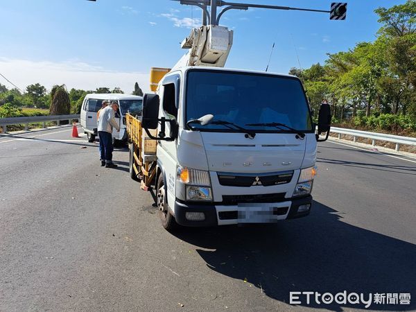 ▲▼台南烏樹林小貨車追撞工程車，駕駛滿身血受困2傷。（圖／民眾提供）