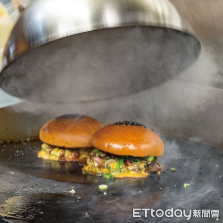 ▲京都龍漢堡主廚製作漢堡，龍漢堡以京都水菜及海帶取代生菜為其特色之一。（圖／晶華提供）