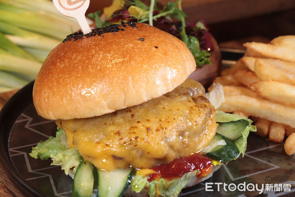 ▲京都高人氣的「龍漢堡Dragon Burger」來台客座。（圖／記者黃士原攝）