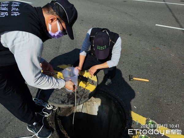 ▲屏東縣政府環保局等單位在六塊厝找汙染源             。（圖／記者陳崑福翻攝，下同）