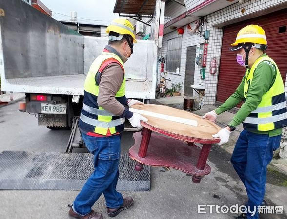 ▲桃園市環保局春節期間垃圾清運工作規劃時程表出爐，環保局籲請市民配合，其中大型家具收運請向在地清潔中隊登記。（圖／記者沈繼昌翻攝）