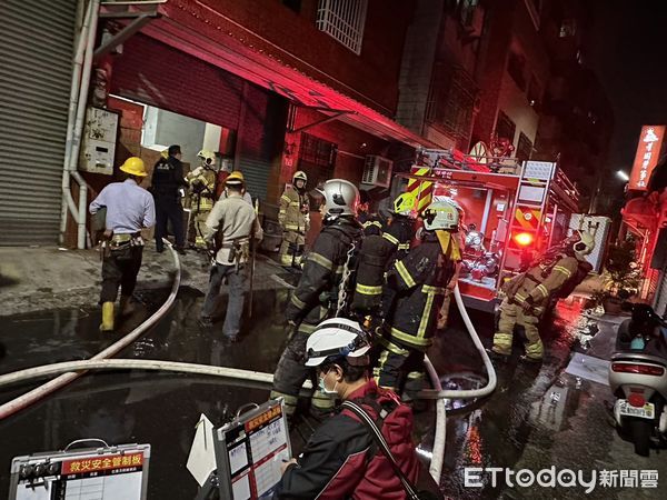 [新聞] 快訊／台南東成街金紙店火警　消防救出5