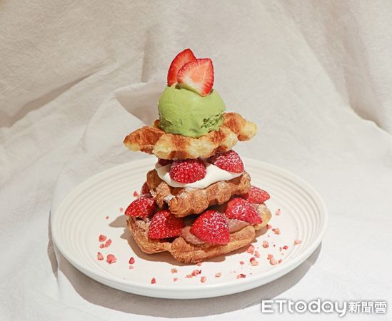 ▲東區最美奶茶色咖啡廳「勺日」也推出草莓季限定的「抹茶莓好可頌塔」。（圖／勺日咖啡提供）
