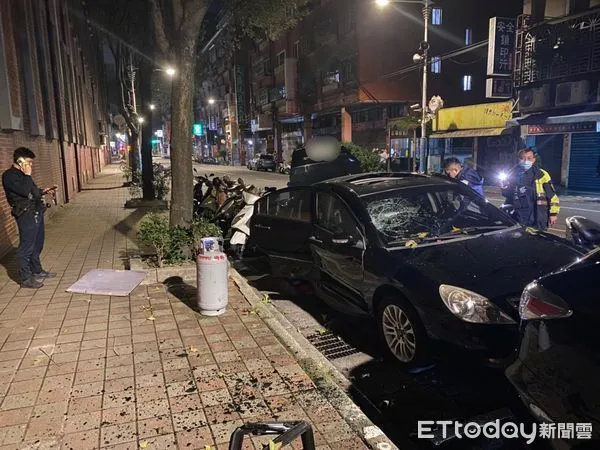 ▲▼快訊／男子「板橋車內引爆瓦斯桶」火舌竄窗　震碎民宅玻璃。（圖／記者游宗樺翻攝）