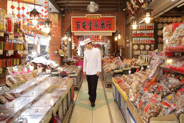 ▲台北晶華酒店搶先推出「五星年貨假期」住房專案，飯店名廚將帶房客遊逛滿溢年味的街廓、傳授採買年貨的撇步、教做年節煲湯料理。（圖／台北晶華酒店提供）