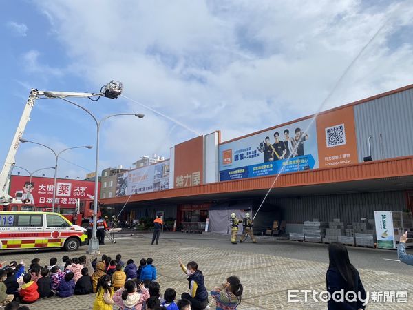 ▲台南市消防局第六大隊，辦理「居家用火用電安全繪更好」消防體驗暨創意宣導畫冊發表活動，喚起民眾防火意識，強化正確消防觀念，落實防火防災教育從小扎根。（圖／記者林悅翻攝，下同）