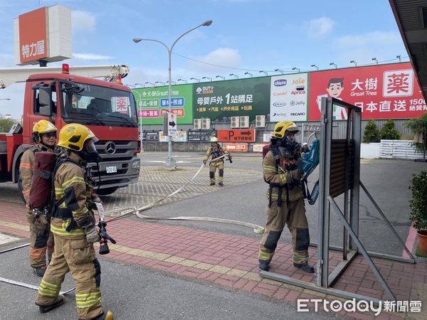 ▲台南市消防局第六大隊，辦理「居家用火用電安全繪更好」消防體驗暨創意宣導畫冊發表活動，喚起民眾防火意識，強化正確消防觀念，落實防火防災教育從小扎根。（圖／記者林悅翻攝，下同）