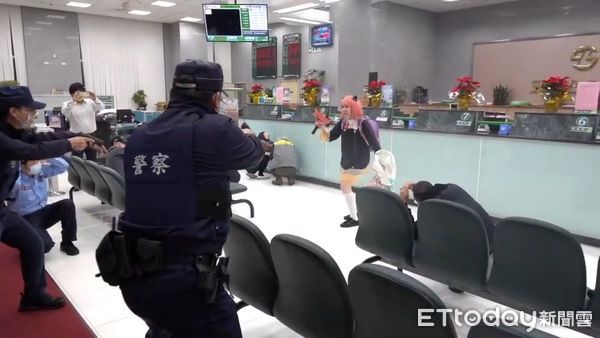 ▲南港警分局男女警官扮演間諜家家酒角色搶銀行一夜暴紅直呼不敢置信。（圖／記者張君豪翻攝）