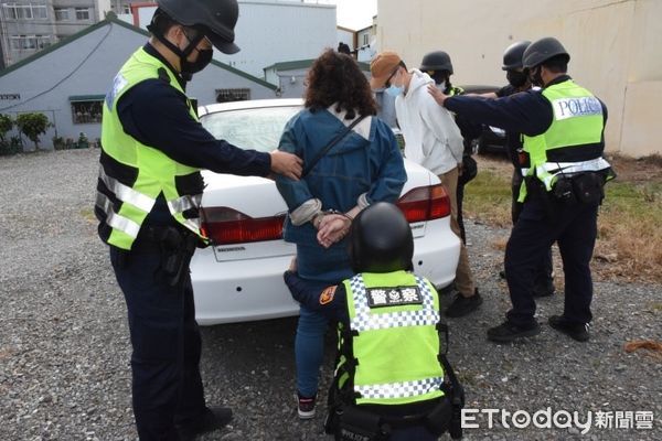 ▲台東警察分局結合郵局實施防搶演練。（圖／記者楊漢聲翻攝）