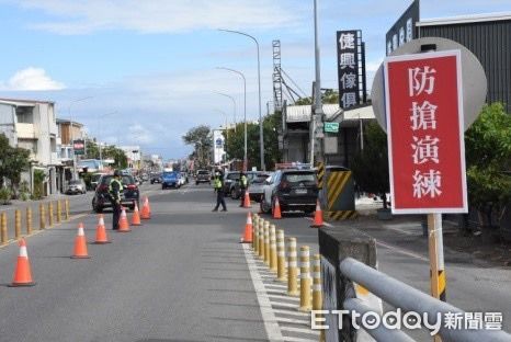 ▲台東警察分局結合郵局實施防搶演練。（圖／記者楊漢聲翻攝）