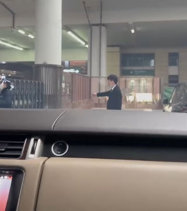 ▲▼有車子開上月台載人。（圖／翻攝自微博）