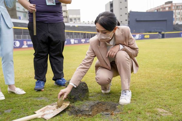 [新聞] 高虹安前往新竹市立棒球場　檢視球場廢棄物問題